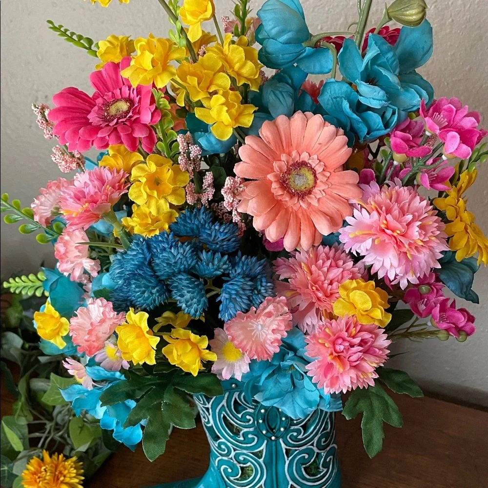 Cute colorful silk arrangement in a resin decorative boot. 🌺